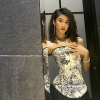 Penggemar memanggilnya ‘Seo Ye Ji versi Indonesia’ saat mengunggah foto memakai dress berbentuk korset. Pasalnya Keisya memiliki pinggang yang pinggang semut seperti bintang It’s Okay to Not Be Okay itu. Foto: dok. Instagram @keisyalevronka