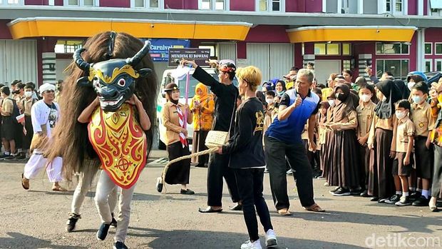 Kesenian Munding Ki Bowang di Ciamis. Kesenian Munding Ki Bowang di Ciamis.