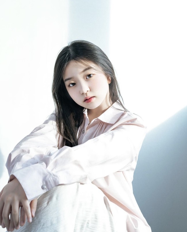 Ialah Kim Yoon Hee yang viral menjadi perbincangan di forum komunitas Korea. Dia berperan sebagai Yoon Hee, anak SD yang dirundung anak-anak seumurannya. Foto: dok. Instagram @unis_xx