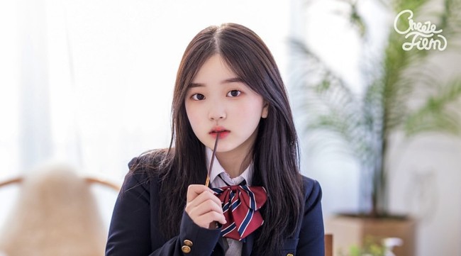 Netizen Korea semakin terkejut saat melihat Kim Yoon Hee memerankan anak SD dan SMA sekaligus dalam web drama ‘I Lost My Sight While Trying to Save My Friend’. Foto: dok. Instagram @unis_xx