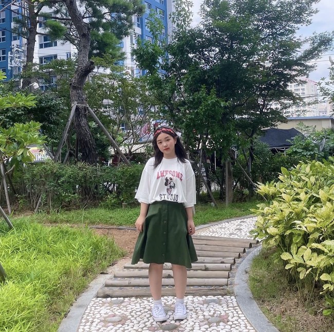 Dengan paras yang awet muda, Kim Yoon Hee semakin sempurna memerankan anak SD lantaran memiliki tinggi badan 151 cm. Foto: dok. Instagram @unis_xx