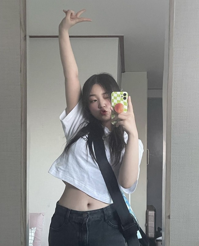 Sang aktris pun menuai pujian karena paras cantik dan kemampuan aktingnya. Pasalnya Kim Yoon Hee terlihat menggemaskan dengan mata yang besaar dan pipi yang chubby. Foto: dok. Instagram @unis_xx