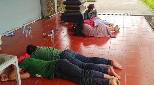Penumpang kapal KMP Nuda Dua tidur di teras ruang pertemuan Pelabuhan Gilimanuk menunggu kapal dievakusi, Minggu (26/6/2022)
