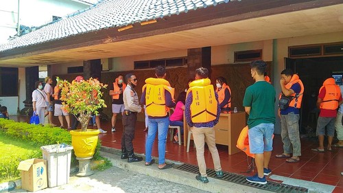 Para penumpang yang akan kembali ke KMP Nusa Dua untuk ambil barang di dalam kapal, Minggu (26/6/2022)