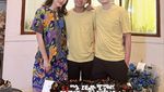 Kompaknya Ruben Onsu dan Keluarga Saat Mukbang Mie Tek-tek hingga Udang Balado