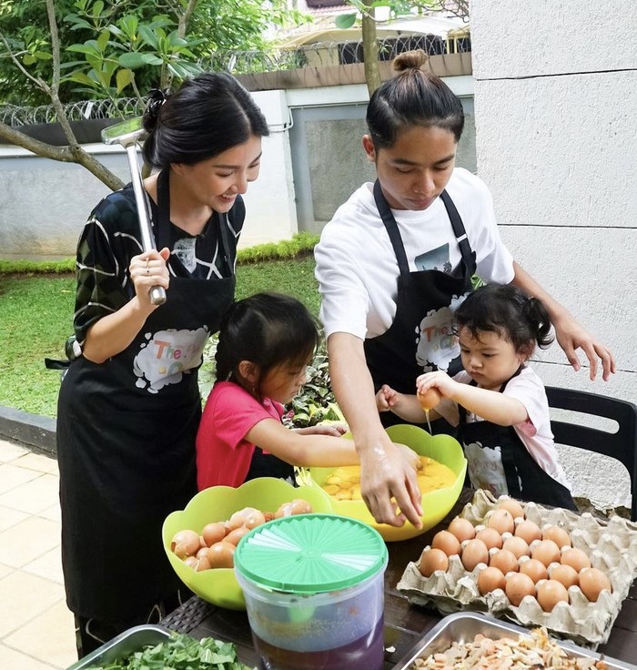 Kompaknya Ruben Onsu dan Keluarga Saat Mukbang Mie Tek-tek hingga Udang Balado Kompaknya Ruben Onsu dan Keluarga Saat Mukbang Mie Tek-tek hingga Udang Balado