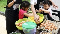Meski Ruben sibuk mengisi berbagai acara di televisi, tapi kalau Sarwendah lebih suka menghabiskan waktu di rumah. Dengan mengajari anak-anaknya untuk masak bareng. Foto: Pool/Site