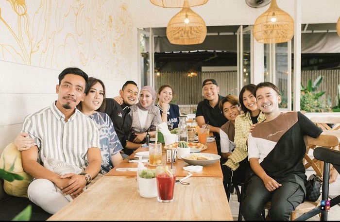 Kompaknya Ruben Onsu dan Keluarga Saat Mukbang Mie Tek-tek hingga Udang Balado Kompaknya Ruben Onsu dan Keluarga Saat Mukbang Mie Tek-tek hingga Udang Balado