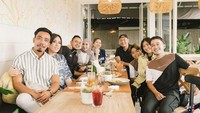 Sosok Ruben dan Sarwendah yang ramah dan baik hati. Membuat pasangan suami istri ini memiliki banyak teman. Ini momen makan siang mereka bersama teman-teman saat di Bali. Foto: Pool/Site