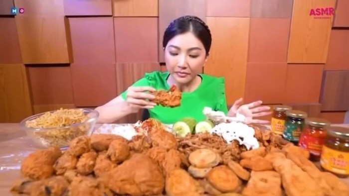 Kompaknya Ruben Onsu dan Keluarga Saat Mukbang Mie Tek-tek hingga Udang Balado Kompaknya Ruben Onsu dan Keluarga Saat Mukbang Mie Tek-tek hingga Udang Balado