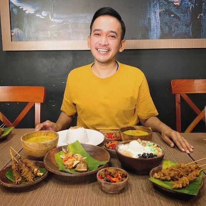 Kompaknya Ruben Onsu dan Keluarga Saat Mukbang Mie Tek-tek hingga Udang Balado Kompaknya Ruben Onsu dan Keluarga Saat Mukbang Mie Tek-tek hingga Udang Balado