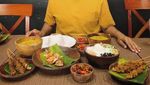 Kompaknya Ruben Onsu dan Keluarga Saat Mukbang Mie Tek-tek hingga Udang Balado