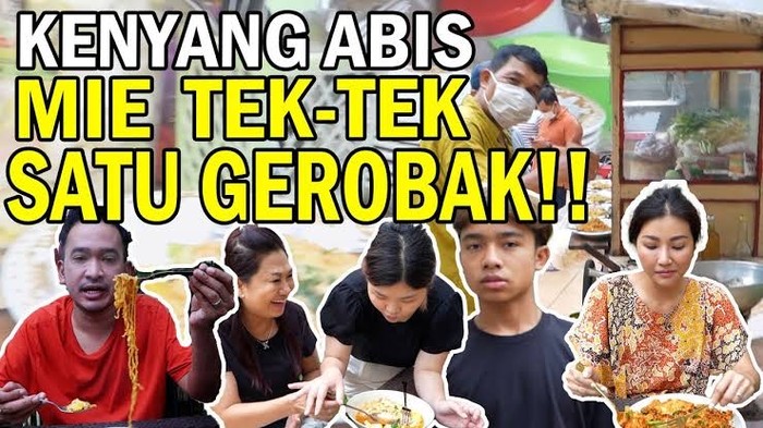 Kompaknya Ruben Onsu dan Keluarga Saat Mukbang Mie Tek-tek hingga Udang Balado
