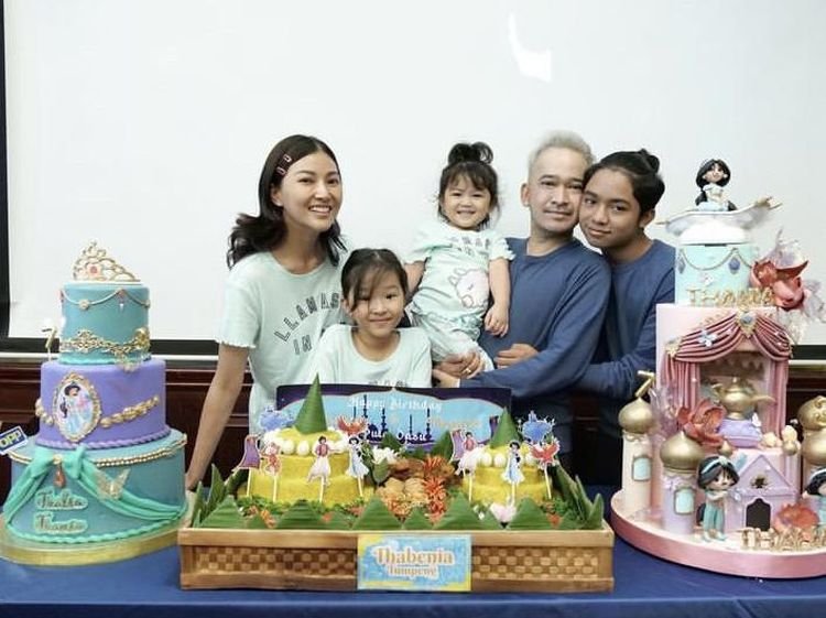 Kompaknya Ruben Onsu dan Keluarga Saat Mukbang Mie Tek-tek hingga Udang Balado