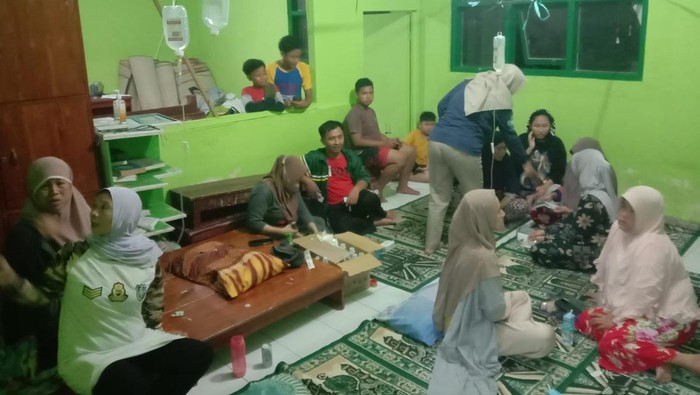 Korban keracunan massal di Tasikmalaya.