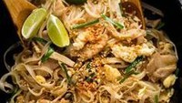 Terlepas dari betapa rumit membuatnya, Pad Thai menjadi masakan khas Thailand yang menggabungkan rasa manis gurih yang tajam. Foto: onlyinyourstate.com/ Kim