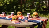 Semua orang pasti tau hamburger! Ini ternyata jadi masakan khas Amerika, bahkan hamburger jadi makanan pokok masyarakat di sana. Foto: Getty Images 