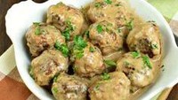 Tentu saja meatball bulat ini adalah makanan tradisional Swedia. Adonannya yang kenyal gurih dibalut saus kental,  dijamin bikin kamu ketagihan. Foto: onlyinyourstate.com/ Kim