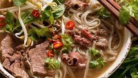 Pho adalah olahan mie beras khas Vietnam. Makanan berkuah ini dihidangkan dengan daging sapi dan daun ketumbar yang segar. Foto: onlyinyourstate.com/ Kim
