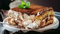 Tiramisu yang manis, pahit, lembut ini ternyata aslinya dari Italia. Tiramisu dingin ini cocok dimakan saat cuaca panas. Foto: Getty Images 