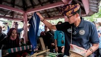 Desa ini juga memiliki kain tenun khas desa Buwun Sejati. (dok. Kemenparekraf)