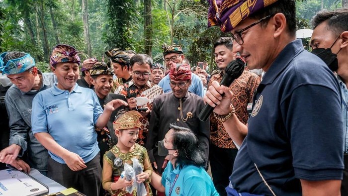 Menparekraf Ajak Wisatawan Nikmati Keindahan Alam dan Budaya Desa Wisata Buwun Sejati Menparekraf Ajak Wisatawan Nikmati Keindahan Alam dan Budaya Desa Wisata Buwun Sejati