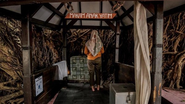 Ada makam salah satu ulama besar tokoh penyebar agama islam du Lombok, Sayyid Tohri. Selain itu, ada makam seorang anak yatim piatu atau dalam bahasa sasak disebut makam anak iwoq. (dok. Kemenparekraf) Ada makam salah satu ulama besar tokoh penyebar agama islam du Lombok, Sayyid Tohri. Selain itu, ada makam seorang anak yatim piatu atau dalam bahasa sasak disebut makam anak iwoq. (dok. Kemenparekraf)