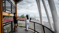 Desa ini memiliki taman hiburan rakyat di mana menjadi tempat banyak hiburan bagi masyarakat. Ada menara pandang untuk wisatawan menikmati pemandangan sekitar dan matahari terbenam. (dok. Kemenparekraf)