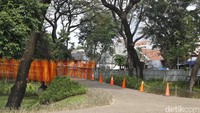 Atas hal ini, Pemprov DKI memutuskan menutup sementara taman itu sambil menyediakan fasilitas penunjang.