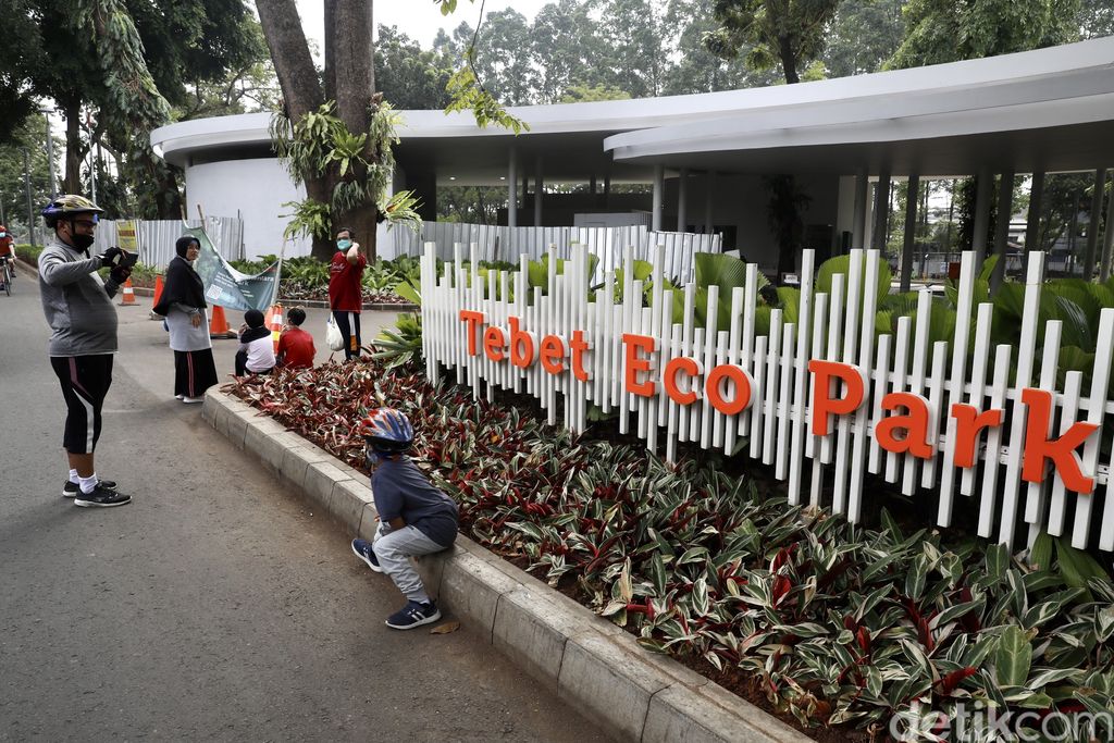 Meski Ditutup, Warga Masih Mendatangi Tebet Eco Park Lho