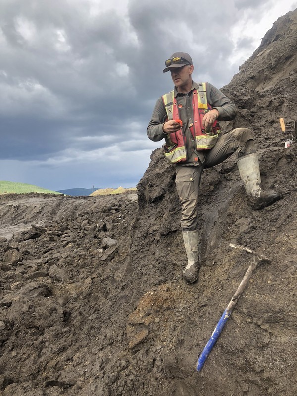 CBC News mengatakan bayi mamut digali setelah seorang penambang. Ia lalu memanggil bosnya untuk memeriksa sesuatu yang terkena buldosernya di lumpur di Eureka Creek, selatan Dawson City.