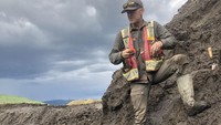 CBC News mengatakan bayi mamut digali setelah seorang penambang. Ia lalu memanggil bosnya untuk memeriksa sesuatu yang terkena buldosernya di lumpur di Eureka Creek, selatan Dawson City.