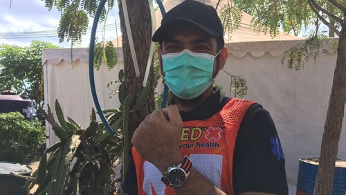 Nakes asal Mataram dapat jam tangan dari Jeremy Seewer crosser asal Swiss usai dirawat akibat keracunan makanan di MXGP Samota Sumbawa.