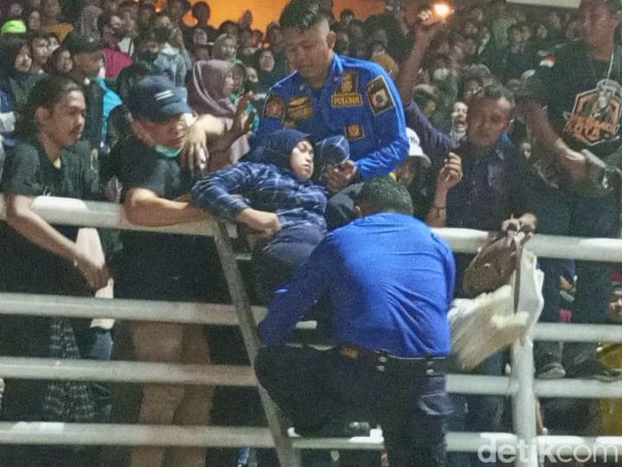 Belasan ribu orang memenuhi Stadion Jember Sport Garden (JSG) di Kecamatan Ajung, untuk menyaksikan Opening Ceremony Porprov Jatim VII, Sabtu (26/6/2022) malam. Ada penonton yang pingsan akibat berdesak-desakan.