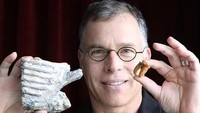 Michael Zuk. Seorang dokter gigi Canada, Michael Zuk membeli graham John Lennon dalam sebuah lelang senilai US$ 31.200 atau setara Rp 312 juta pada 2011. Alasannya karena ingin mirip John Lennon, ada-ada saja ya. Dok. ed Deer Advocate via Scoopwhoop.