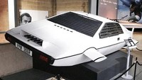 5. Elon MuskPembelian teraneh yang pernah dilakukan Elon Musk adalah sebuah mobil Lotus Esprit yang dipakai di film James Bond, sekuel Spy Who Loved Me. Musk merogoh US$ 1 juta dolar atau Rp 14 miliar untuk modil ini. Eits, tunggu dulu, ini bukan bener-bener mobil. Ini cuma dummy, alias model. Ya bisa dibilang cuma mainan! Foto: Asia Times via Scoopwhoop