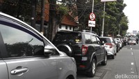 Padahal sudah terdapat rambu dilarang parkir di lokasi tersebut.