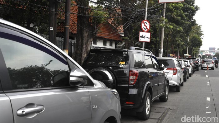 Parkir Liar di Jalan Otista Makin Menjadi-jadi Puluhan mobil memanfaatkan sisi Jalan Otista Raya, Jakarta, untuk parkir. Padahal ada rambu dilarang parkir lho disana.