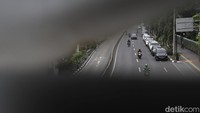 Adanya rambu tidak membaut para pengendara mobil ini jera untuk parkir liar.