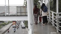 Jalan menjadi menyempir imbas parkir liar tersebut.