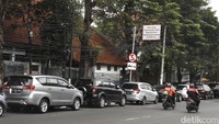 Ini dia penampakan puluhan mobil yang parkir liar di sisi Jalan Otista Raya, Jakarta, Minggu (26/6/2022).