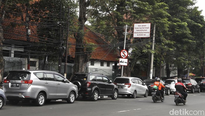 Puluhan mobil memanfaatkan sisi Jalan Otista Raya, Jakarta, untuk parkir. Padahal ada rambu dilarang parkir lho disana.