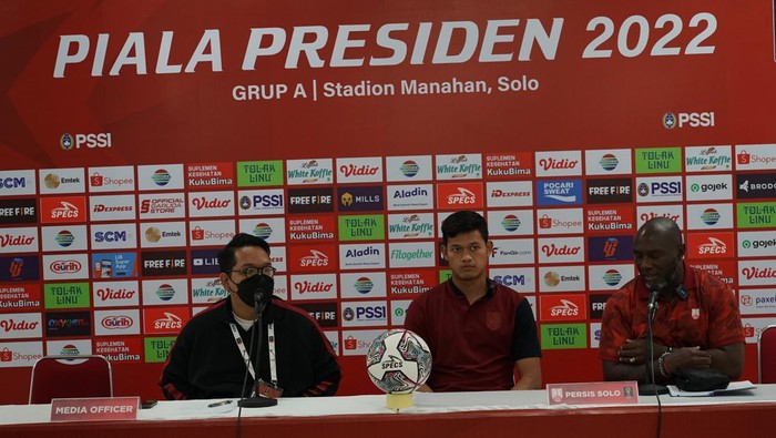 Pelatih Persis Solo Jacksen F Tiago dalam jumpa pers di Solo, Minggu (26/6/2022).