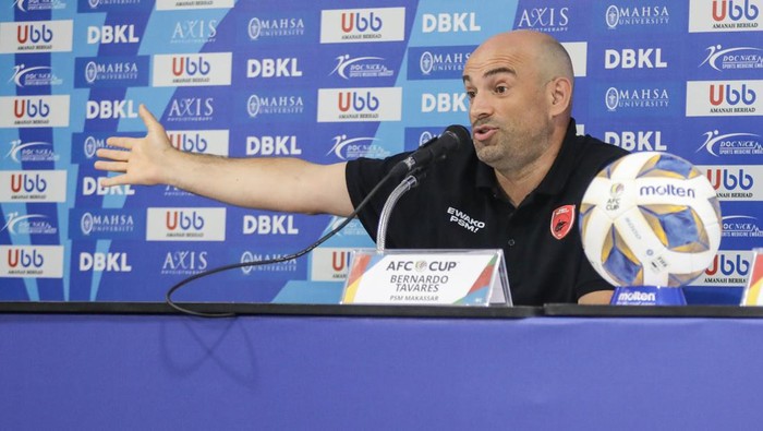 Pelatih PSM Makassar Bernardo Tavares pada sesi prematch konferensi pers melawan Tampines Rovers.