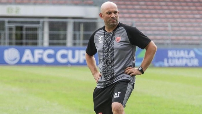 Pelatih PSM Makassar Bernardo Tavares saat sesi latihan PSM dalam persiapan menghadapi Tampines Rovers,