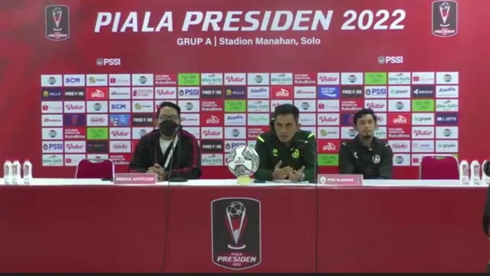 Pelatih PSS Sleman Seto Nurdiyantoro saat jumpa pres di Solo, Minggu (26/6/2022).