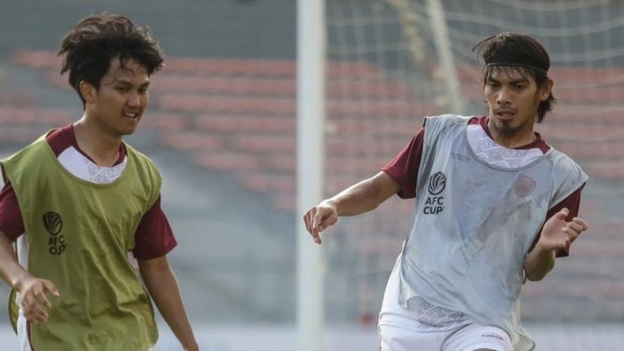Pemain Muda PSM Makassar Rafli Asrul dan Gelandang PSM Rasyid Bakri latihan bersama jelang menghadapi Tampines Rovers.