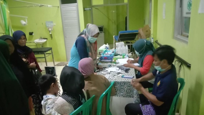 Pemeriksaan korban keracunan massal.