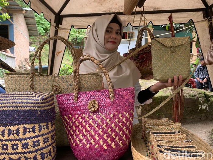 Pendiri Nasti Purun Rosmina Nasution saat mengisi pameran UMKM di Serdang Bedagai.