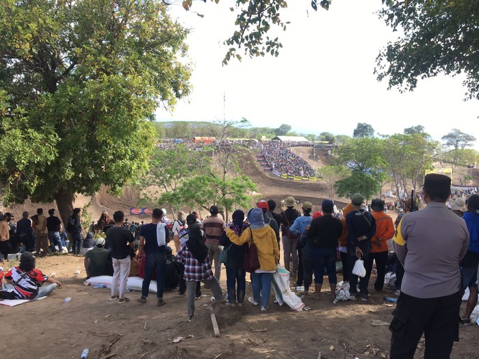 Penonton MXGP Samota, Sumbawa, NTB, Minggu (26/6/2022).